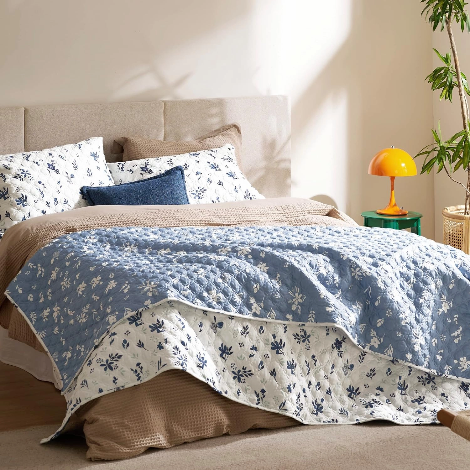 Bedsure Floral Quilt Set Queen - Reversible Blue & White Quilt Bedding Set, Daisy Design Bedspread, 3 Pieces Microfiber Lightweight Coverlet with 2 Pillow Shams for All Seasons (90"x96")