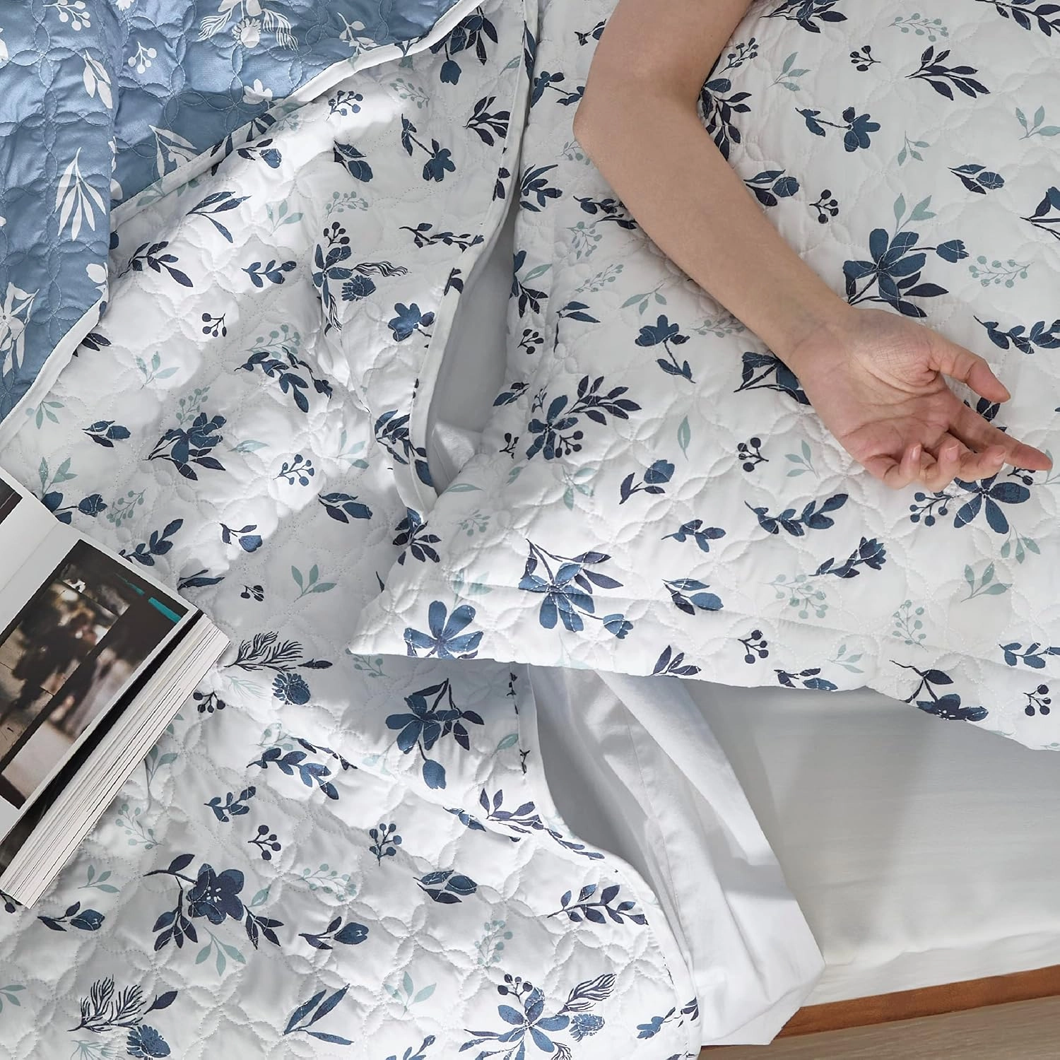 Bedsure Floral Quilt Set Queen - Reversible Blue & White Quilt Bedding Set, Daisy Design Bedspread, 3 Pieces Microfiber Lightweight Coverlet with 2 Pillow Shams for All Seasons (90"x96")