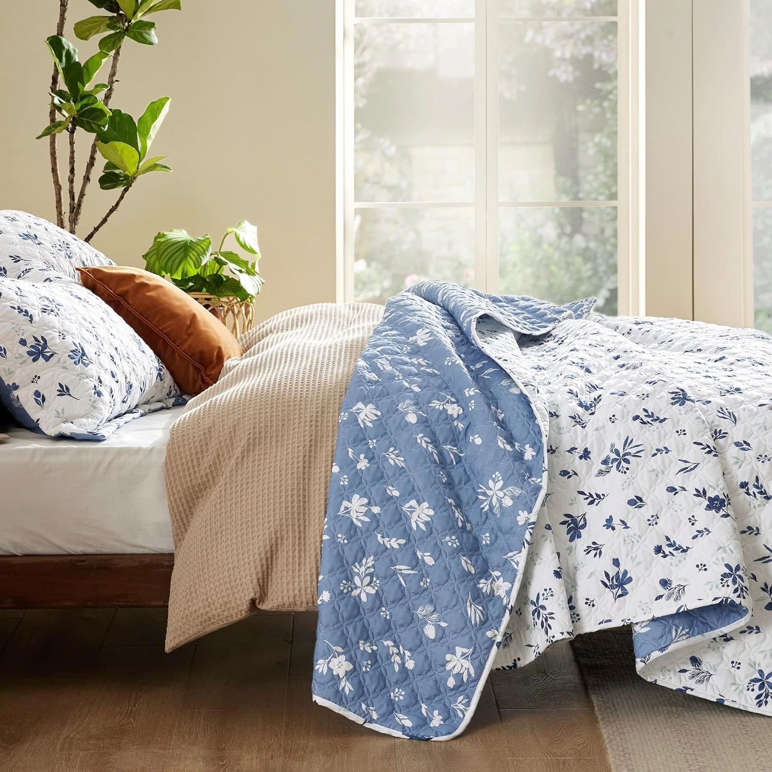 Bedsure Floral Quilt Set Queen - Reversible Blue & White Quilt Bedding Set, Daisy Design Bedspread, 3 Pieces Microfiber Lightweight Coverlet with 2 Pillow Shams for All Seasons (90"x96")