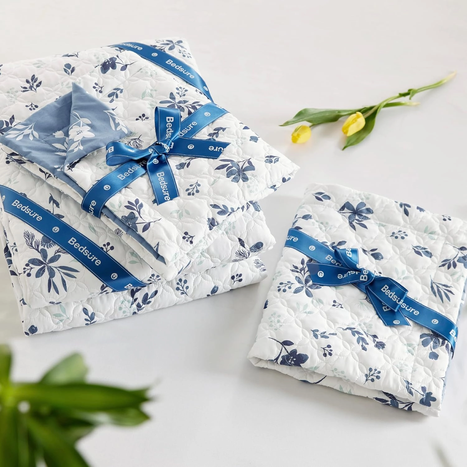 Bedsure Floral Quilt Set Queen - Reversible Blue & White Quilt Bedding Set, Daisy Design Bedspread, 3 Pieces Microfiber Lightweight Coverlet with 2 Pillow Shams for All Seasons (90"x96")