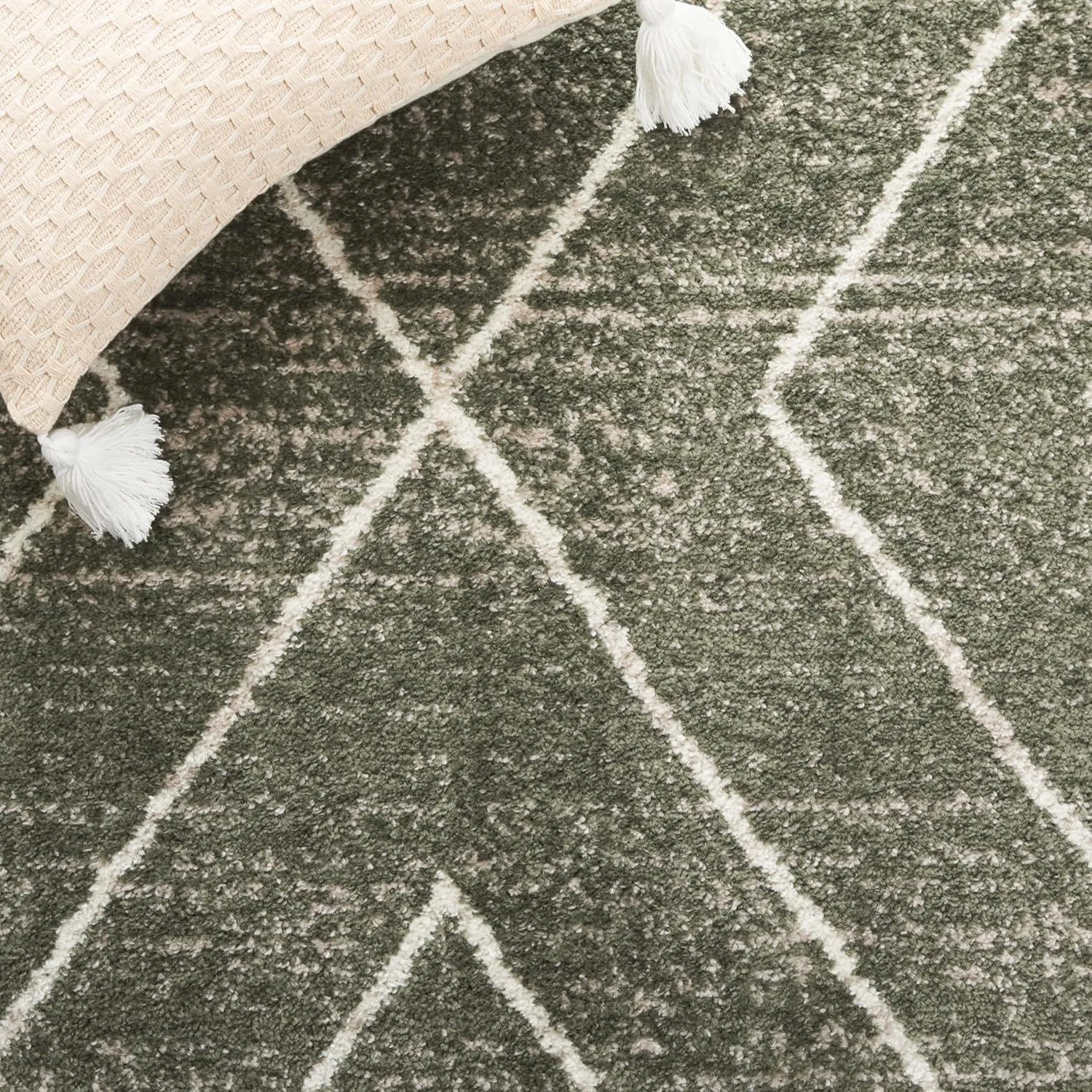 SAFAVIEH Adirondack Collection Area Rug - 6' x 9', Green & Ivory, Geometric Design, Ideal for High Traffic Areas in Living Room, Bedroom & Dining Room (ADR251X-6)