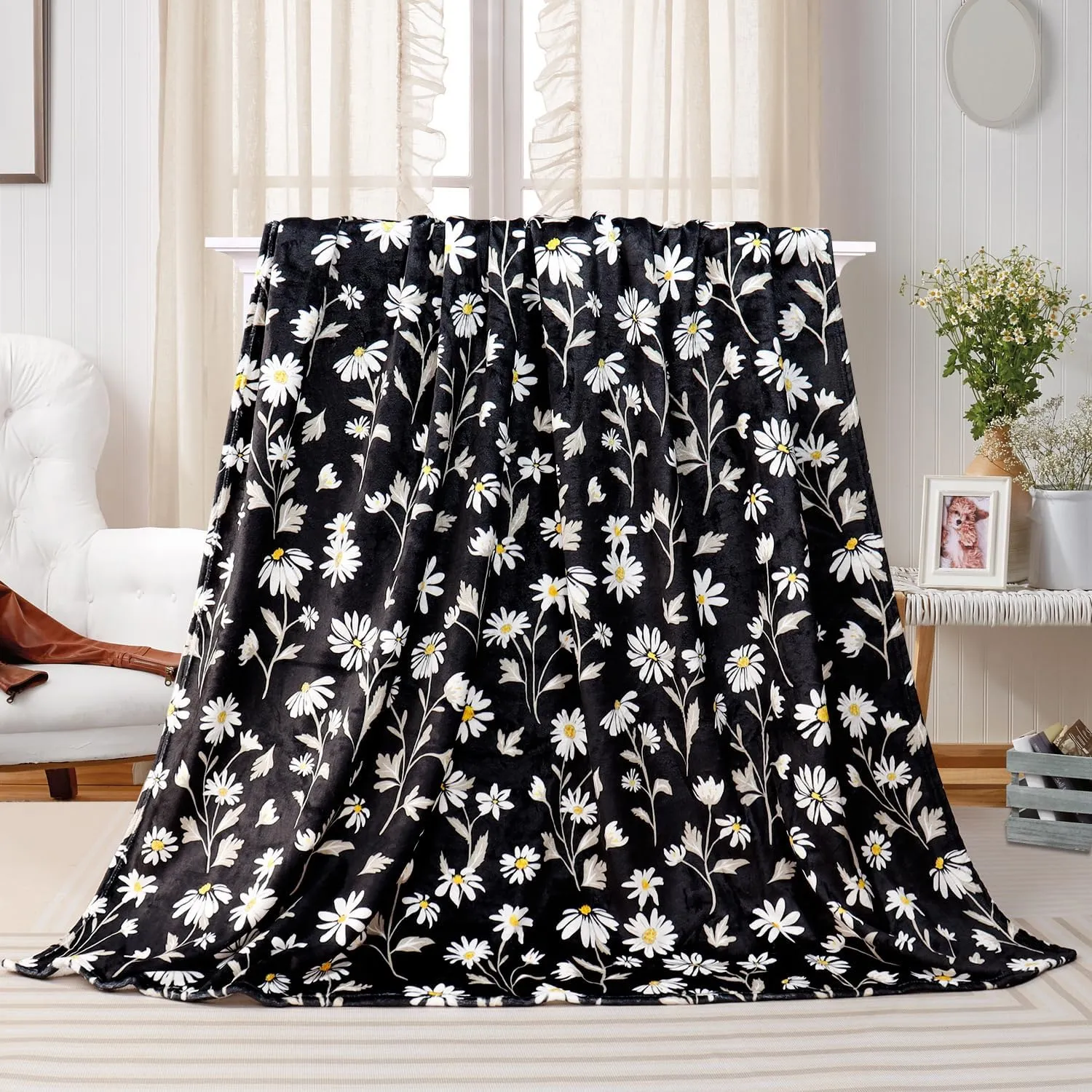 Tupmnbry Daisy Flowers Throw Blanket Wildflowers Floral Blanket Black Super Soft Flannel Fleece Blankets Lightweight Fluffy Plush Bed Blanket for Bedding Sofa and Travel 50"X60"