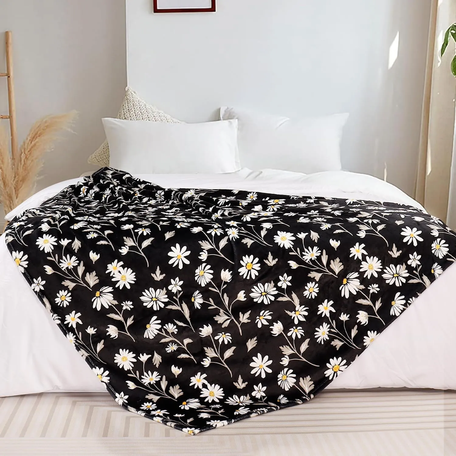 Tupmnbry Daisy Flowers Throw Blanket Wildflowers Floral Blanket Black Super Soft Flannel Fleece Blankets Lightweight Fluffy Plush Bed Blanket for Bedding Sofa and Travel 50"X60"