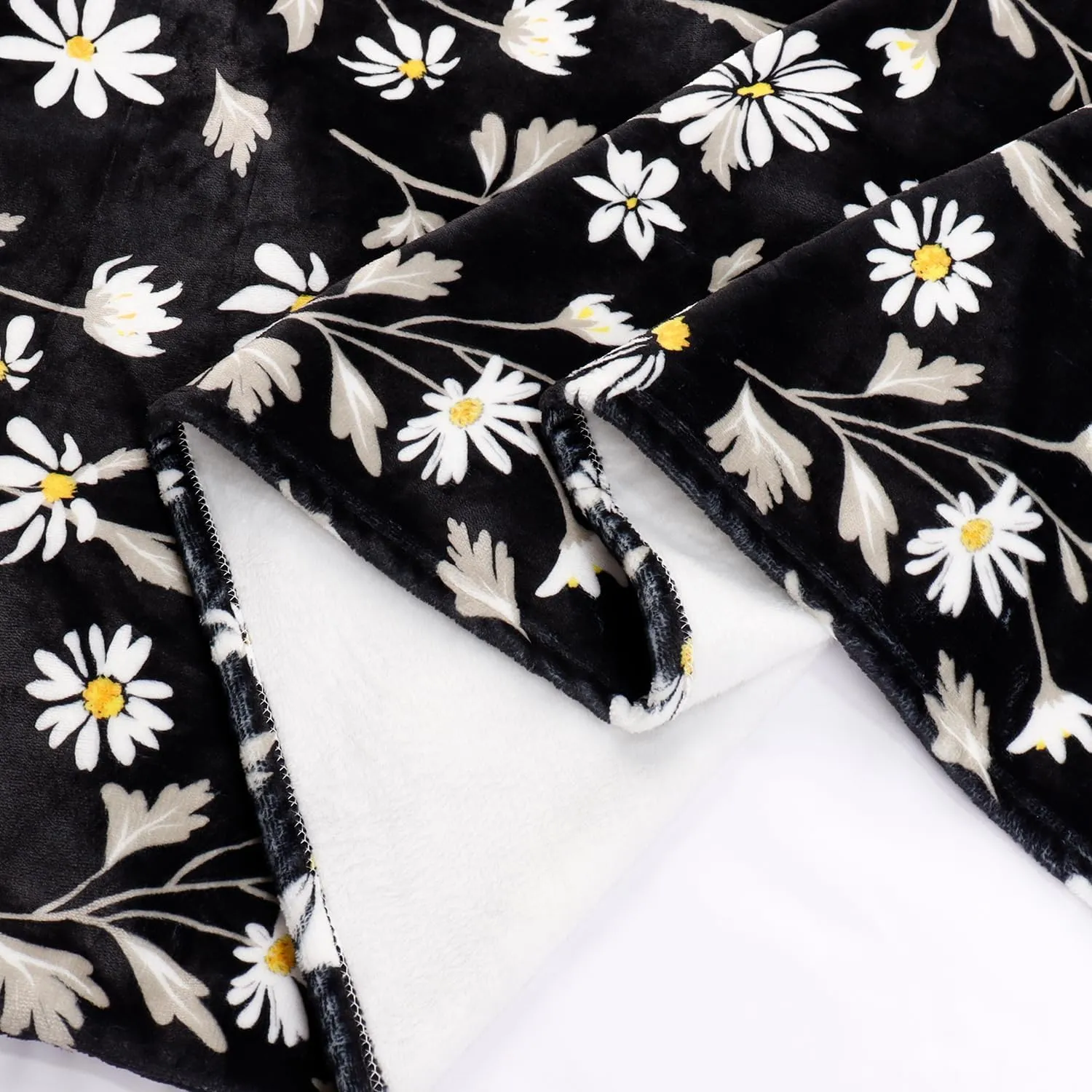 Tupmnbry Daisy Flowers Throw Blanket Wildflowers Floral Blanket Black Super Soft Flannel Fleece Blankets Lightweight Fluffy Plush Bed Blanket for Bedding Sofa and Travel 50"X60"