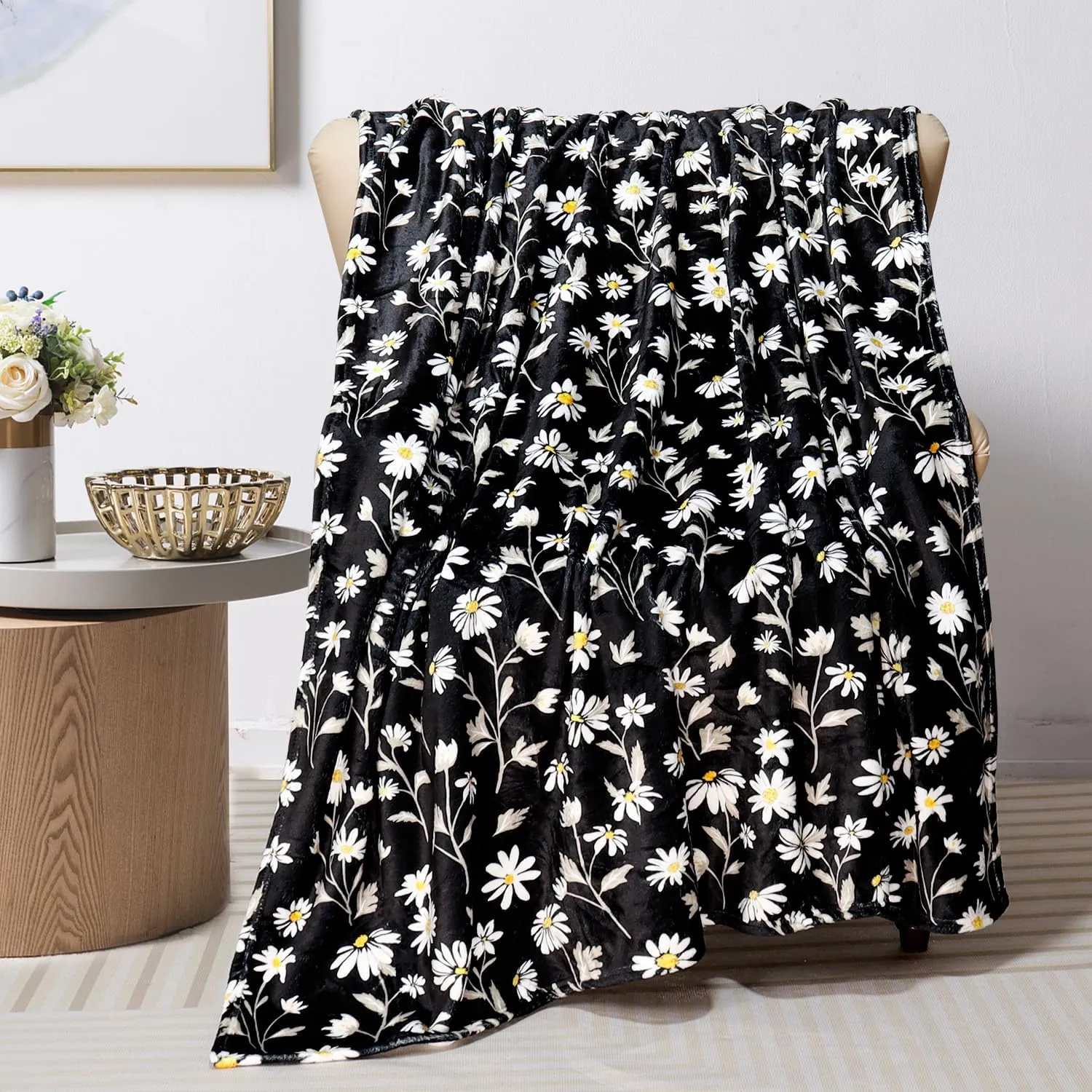 Tupmnbry Daisy Flowers Throw Blanket Wildflowers Floral Blanket Black Super Soft Flannel Fleece Blankets Lightweight Fluffy Plush Bed Blanket for Bedding Sofa and Travel 50"X60"
