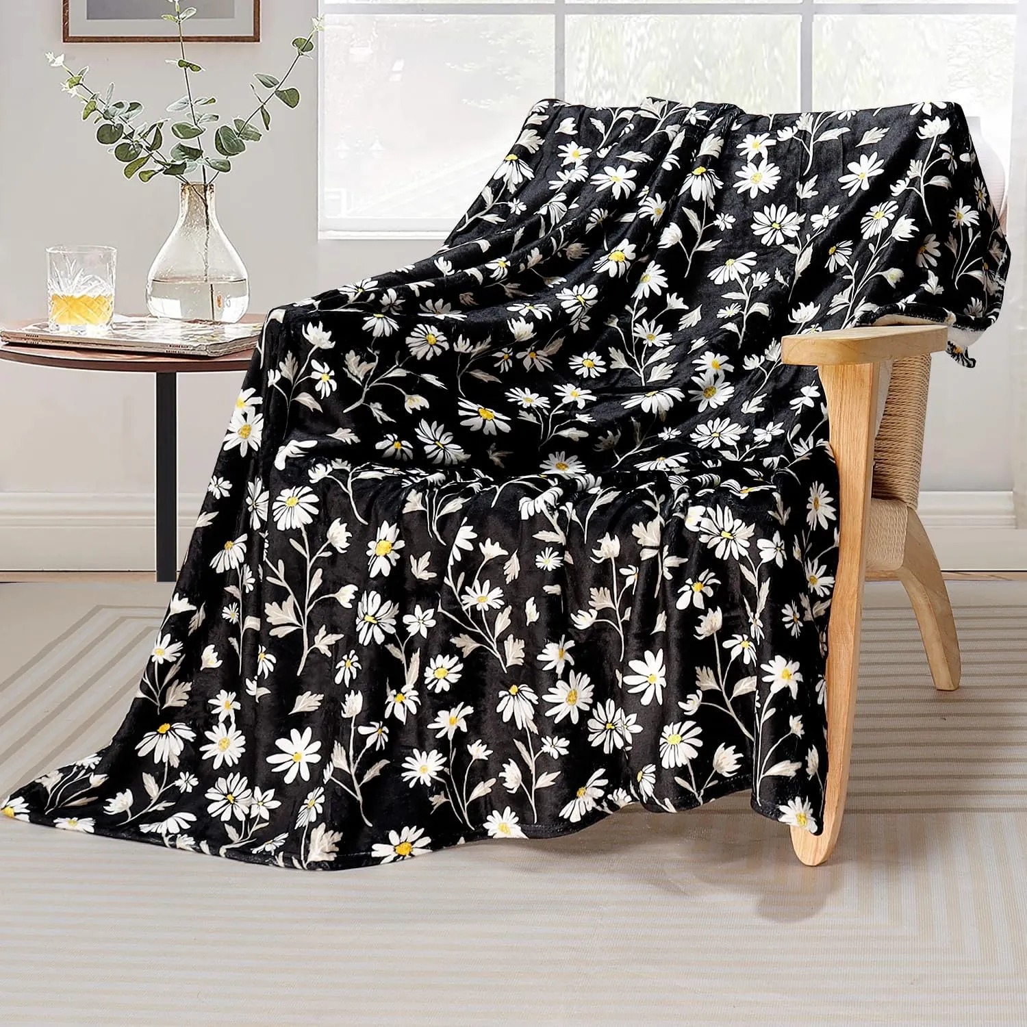 Tupmnbry Daisy Flowers Throw Blanket Wildflowers Floral Blanket Black Super Soft Flannel Fleece Blankets Lightweight Fluffy Plush Bed Blanket for Bedding Sofa and Travel 50"X60"